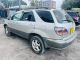 A picture of 2002 toyota harrier silver colour