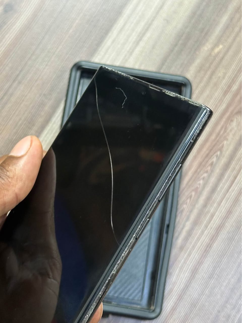 A picture of Samsung S22 Ultra 128GB with a slightly invisible crack
