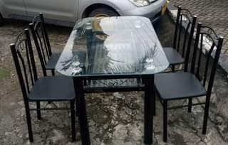 A picture of Dinning table kaliii Sana. Bei. 265000 location mabibo piga 0789371473