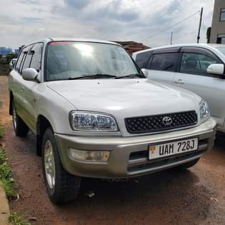 A picture of RAV4 2000 16M