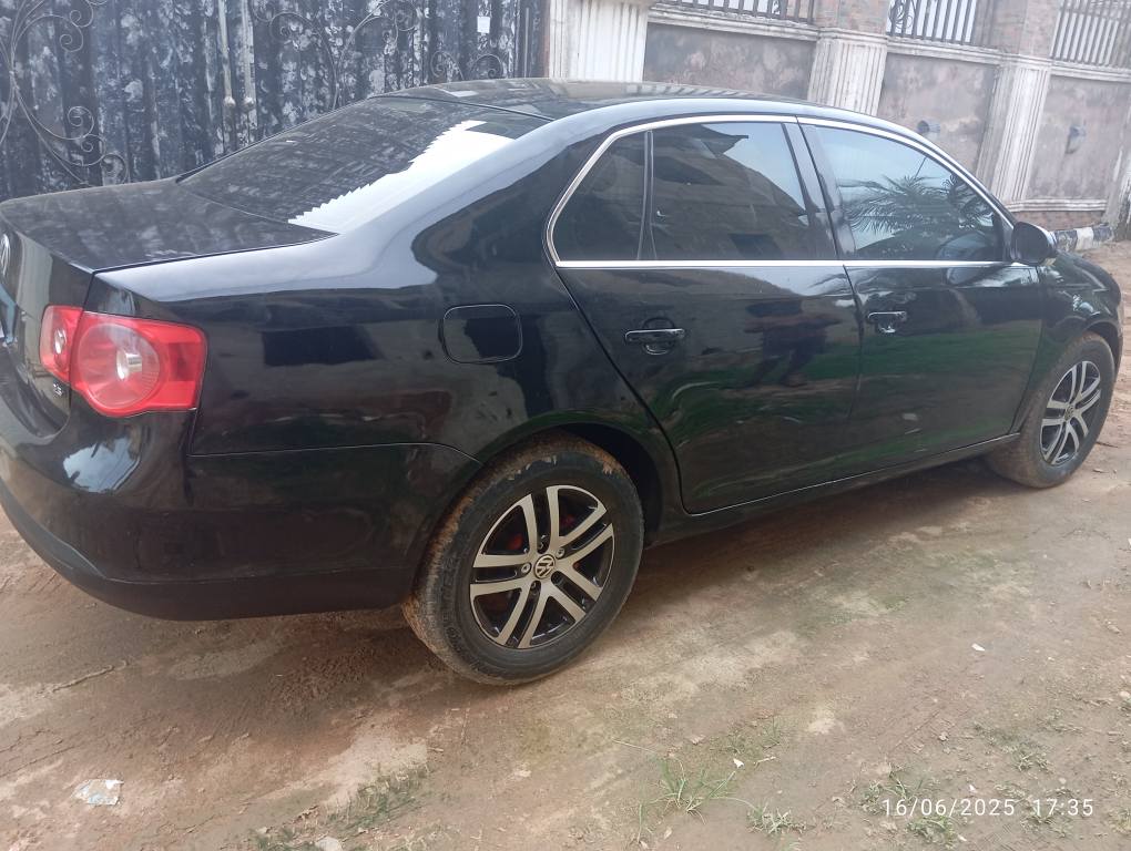 A picture of Volkswagen Jetta 2008 model.