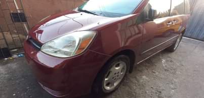 A picture of 2005 model Toyota sienna LE A year used Tokumbo standard