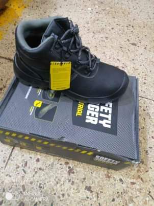 A picture of Safety boots safety shoes heavy duty 