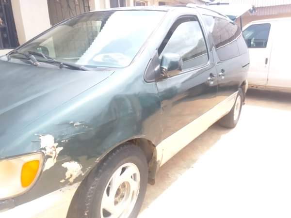 A picture of Distress sales Toyota sienna first body working perfect engine Gear
