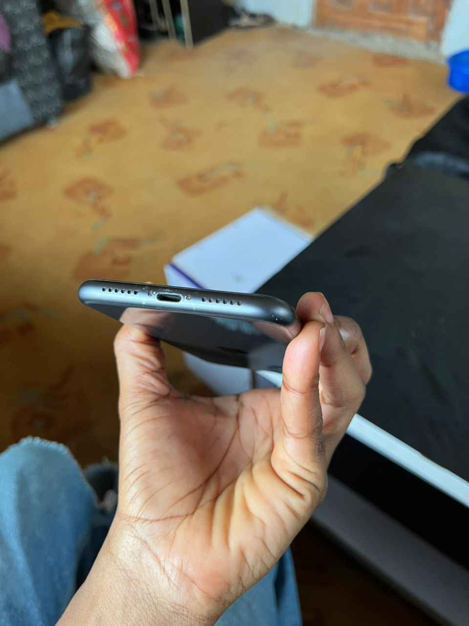 A picture of UK STANDARD IPHONE 11