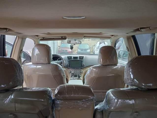 A picture of Toyota Highlander 2012 L