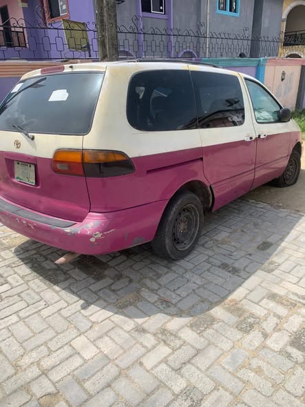 A picture of Old model Sienna for sale