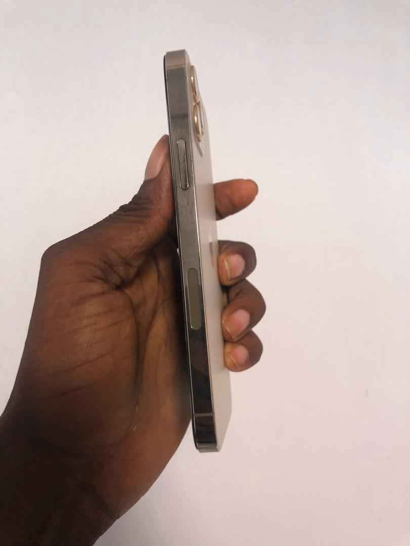 A picture of Iphone 12 pro 128g