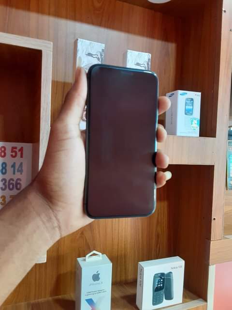 A picture of iPhone 11 plain. Imenyooka sana