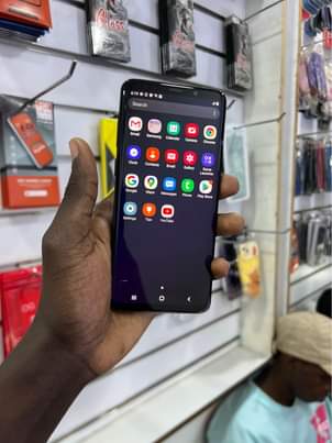 A picture of Samsung S9 plus 64gb clean no dots at only 390k