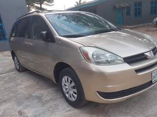 A picture of Toyota Sienna 2005 model