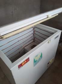 A picture of FRIGE KIYOOO NDOGO...350 000 MIZANI KUBWA YA MAGUNIA....700000 MIZANI YA