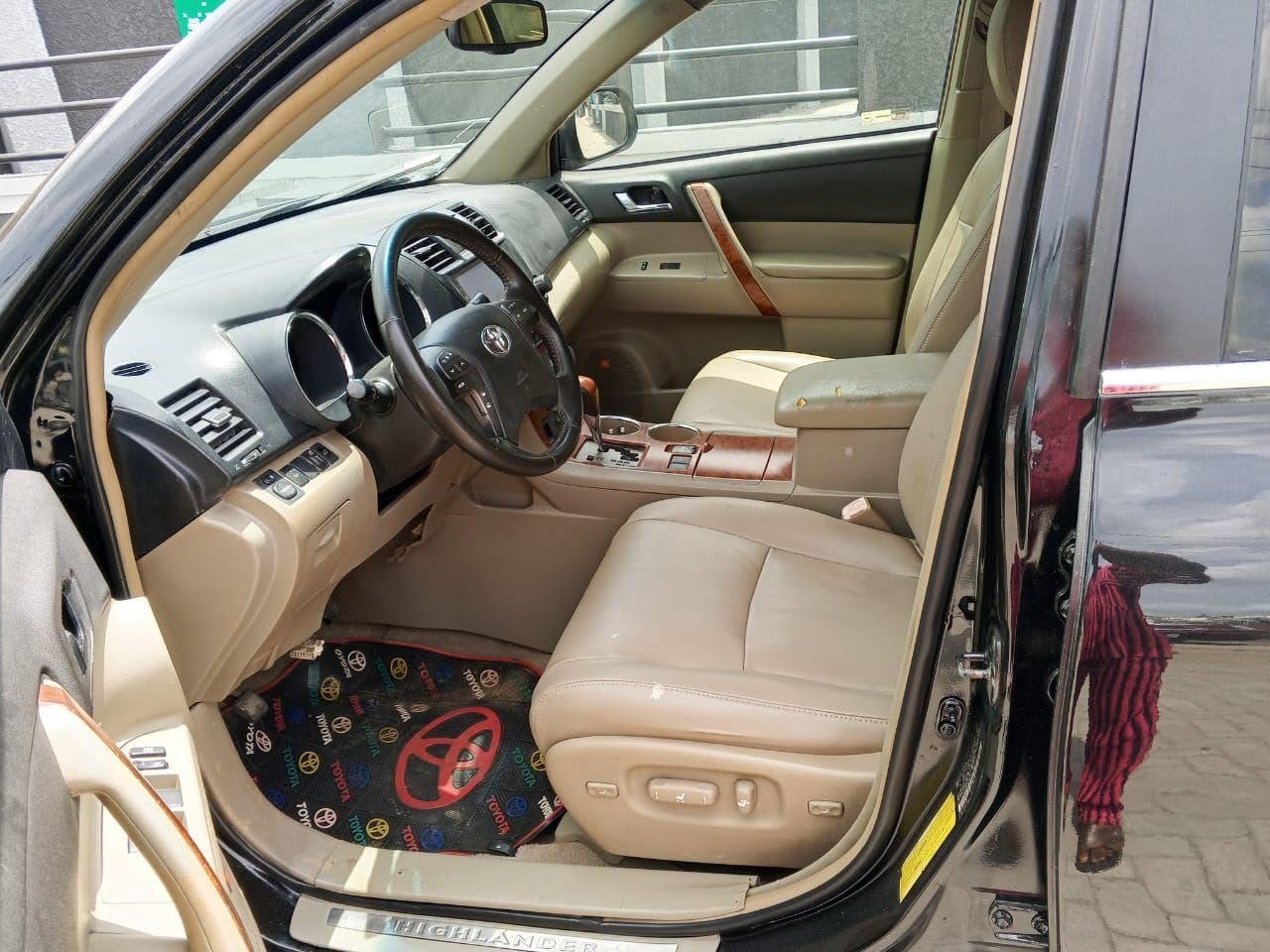 A picture of Distress sales Toyota high lander 2009 model in a very