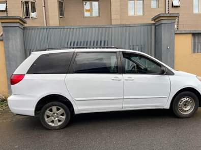 A picture of Distress Sale Toyota Sienna 2006 model buy and put to