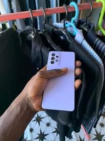 A picture of SAMSUNG A52