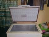 A picture of Freezer Fridge linauzwa bei sawa na bure lipo vizuri njoo