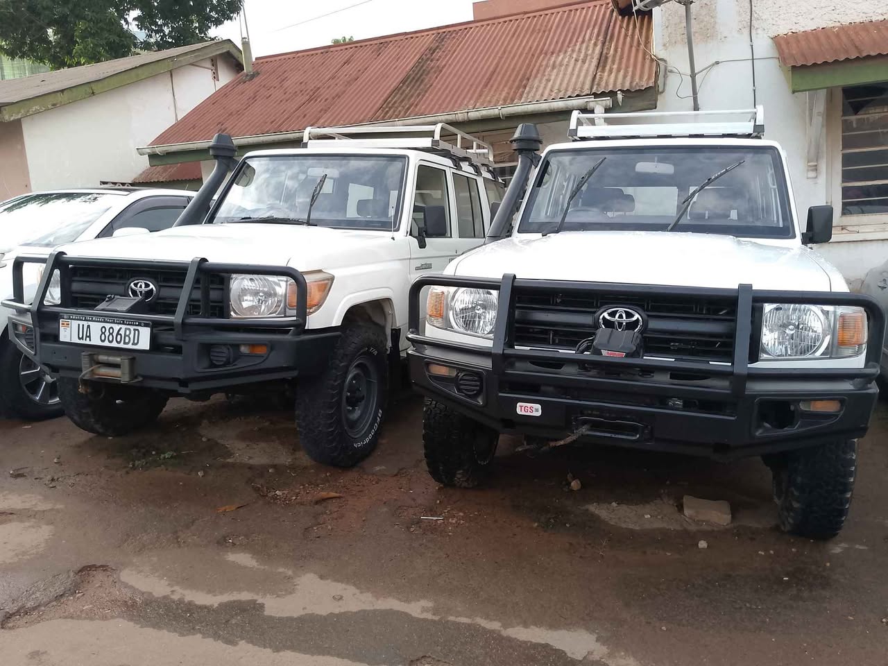A picture of Toyota Land Cruiser Model 2015 and 2018 Manual 0787181703 0704482571