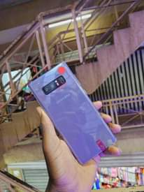 A picture of Samsung galaxy Note8 Slightly cracked