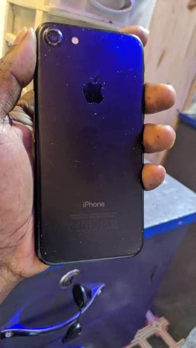 A picture of Iphone 7G gb128