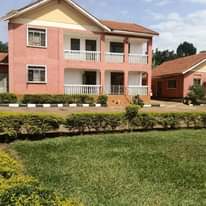 A picture of 4 baths house