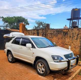 A picture of Toyota Harrier Model 1999 2 2 CC Petrol 14 5m