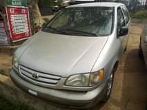 A picture of Toyota sienna 2000