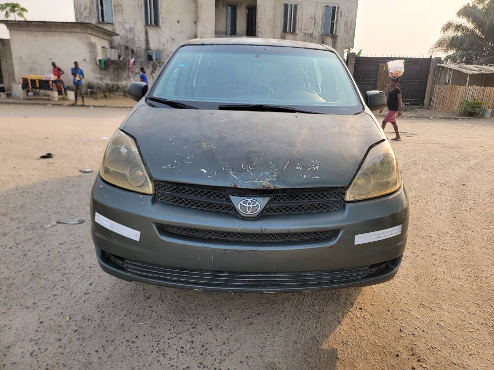 A picture of 2004 Toyota sienna......Good Nigeria used