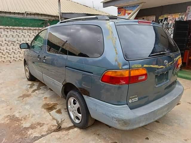 A picture of Super Clean Nigeria Used Toyota sienna 2001 Model
