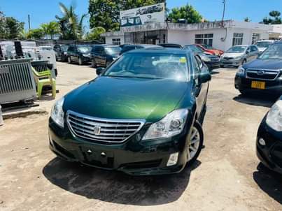 A picture of Toyota CROWN ROYAL SALON