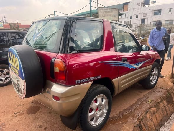 A picture of 1999 Toyota RAV4