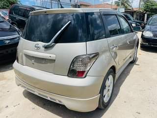 A picture of TOYOTA IST MWAKA 2003 BEIGE COLOR 1290CC WINKERS SIDE MIRROR