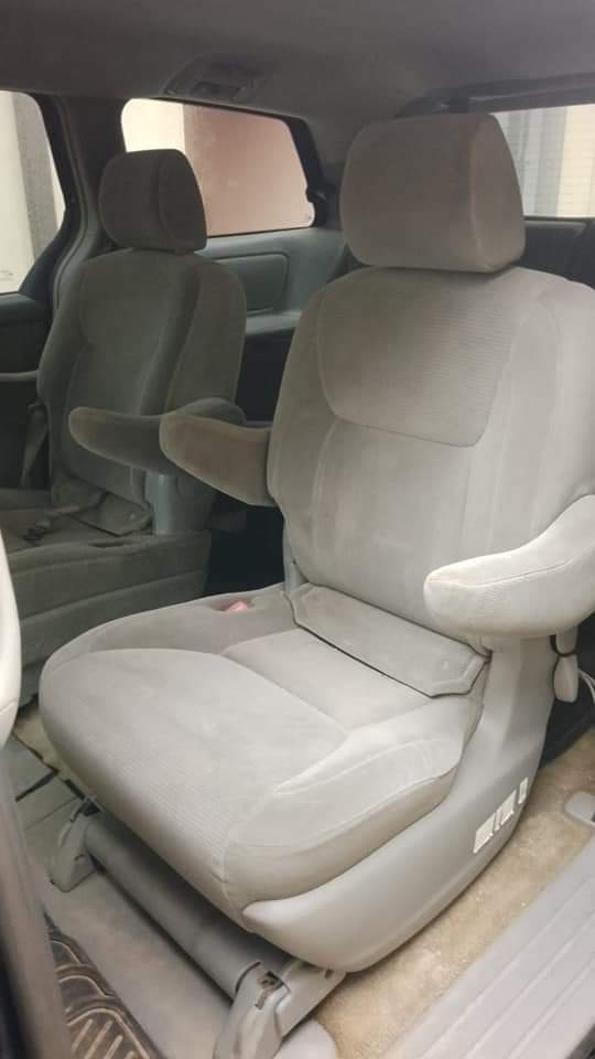 A picture of Toyota Sienna 06 FIRSTBODY