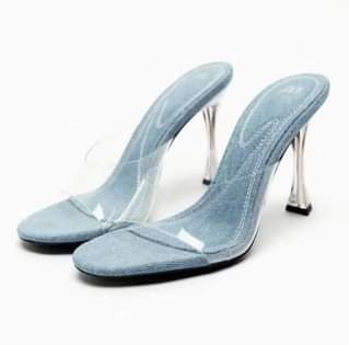A picture of Heel shoes