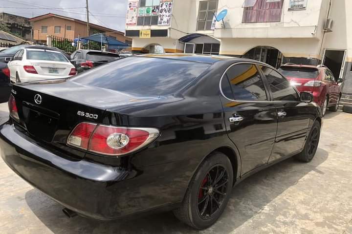 A picture of Lexus ES330