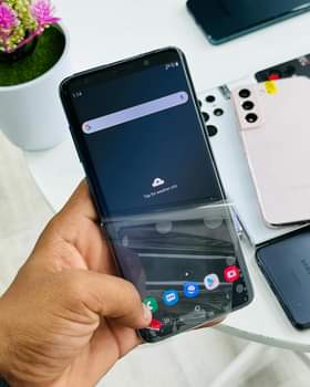 A picture of SAMSUNG GALAXY S9 PLUS 450K. 450 000 CLEAN WA.ME 256754873132