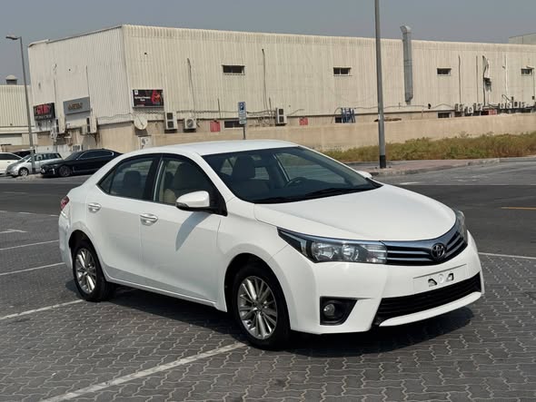 A picture of Toyota corola LE model 2016 petrol push start watsapp 971551513562
