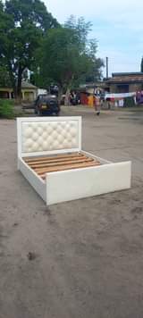 A picture of NAUza kitanda 5 6 bed sofa ofa ya skuku Bei