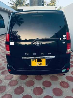 A picture of TOYOTA NOAH VOXY 2005