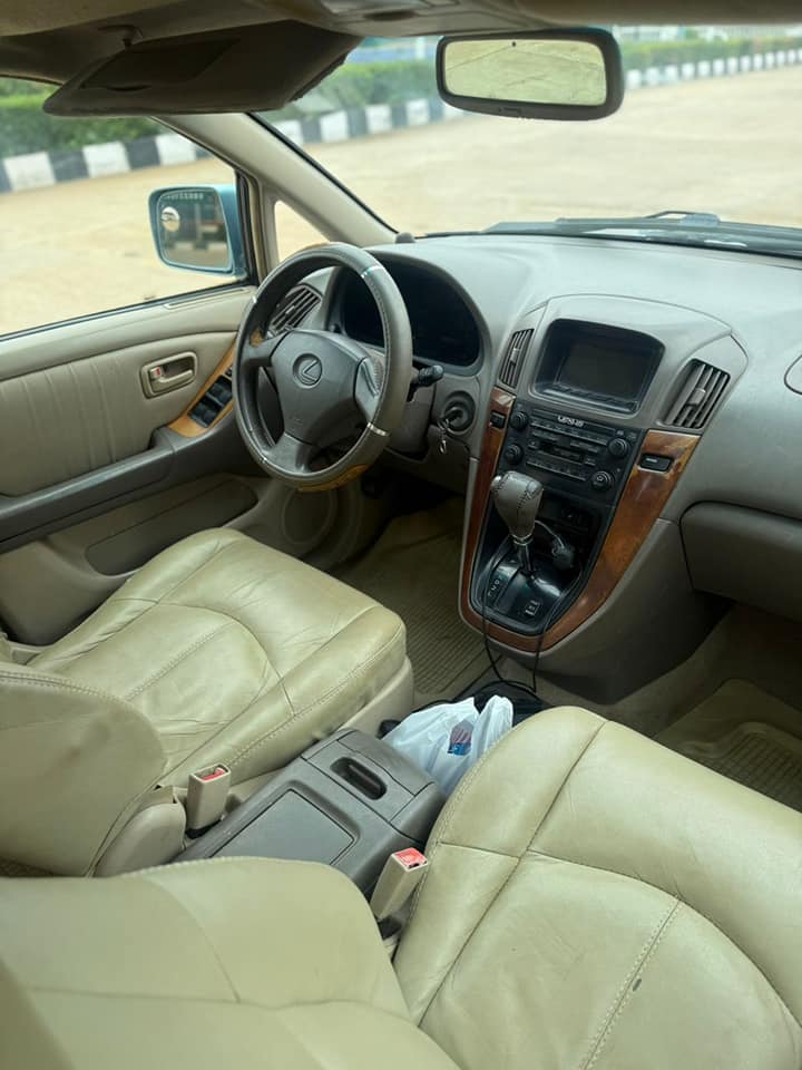 A picture of EXTREMELY CLEAN 2000 NEATLY USED LEXUS RX300 Duty fully paid