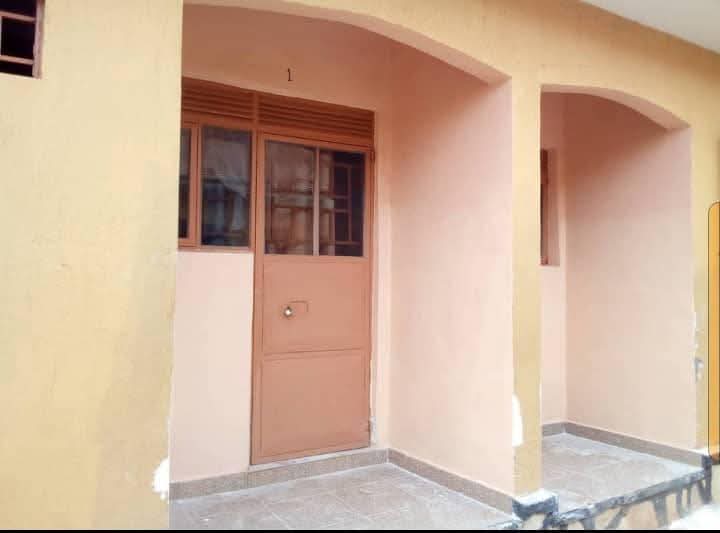 A picture of Single rooms self contained 150k only