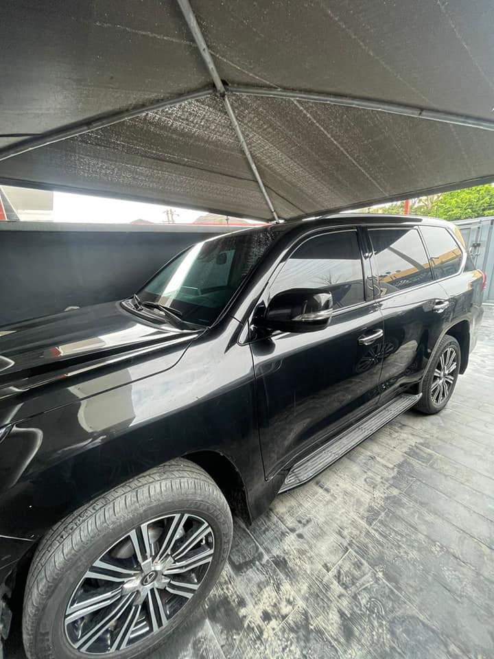A picture of Lexus 570