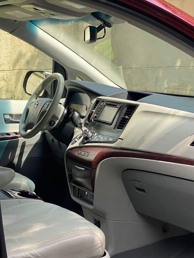 A picture of TOYOTA SIENNA XLE 2013