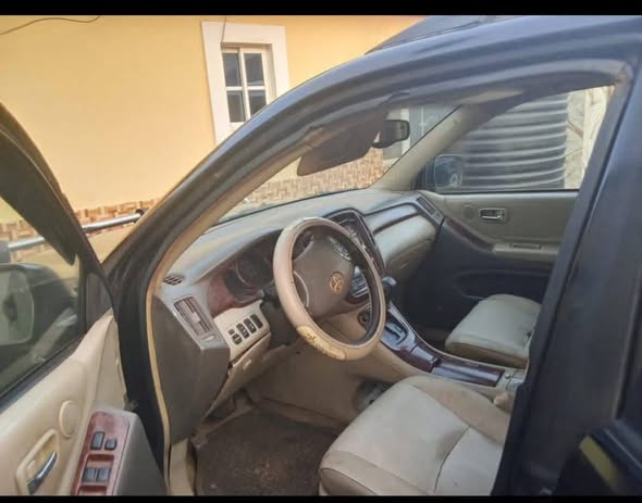 A picture of Distress Sale Very intact 3 row seat Highlander