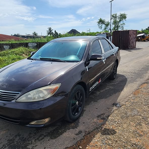 A picture of XLE 2004 CAMRY BIG DADDY COMES WITH A V6 ENGINE