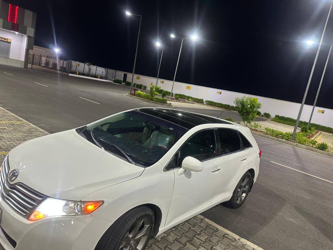A picture of White Toyota venza