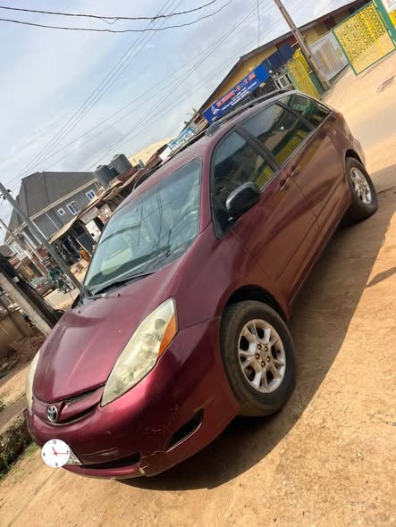 A picture of 2006 Toyota sienna Engine and Geer working perfectly Location is