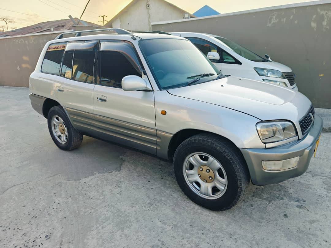 A picture of Toyota rav4 old
