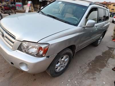 A picture of Toyota highlander 2004