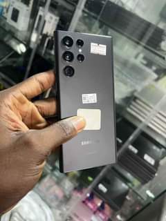 A picture of Uk used Samsung s22 ultra 5G with receipt. 8gig 128.