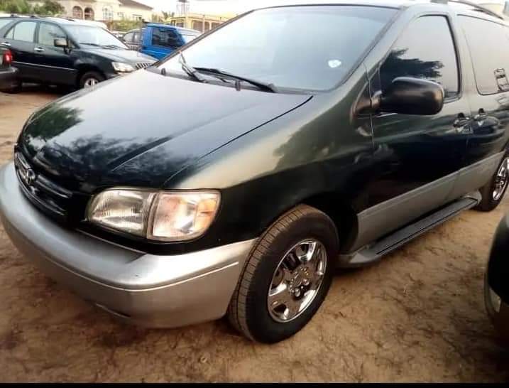 A picture of Toyota sienna